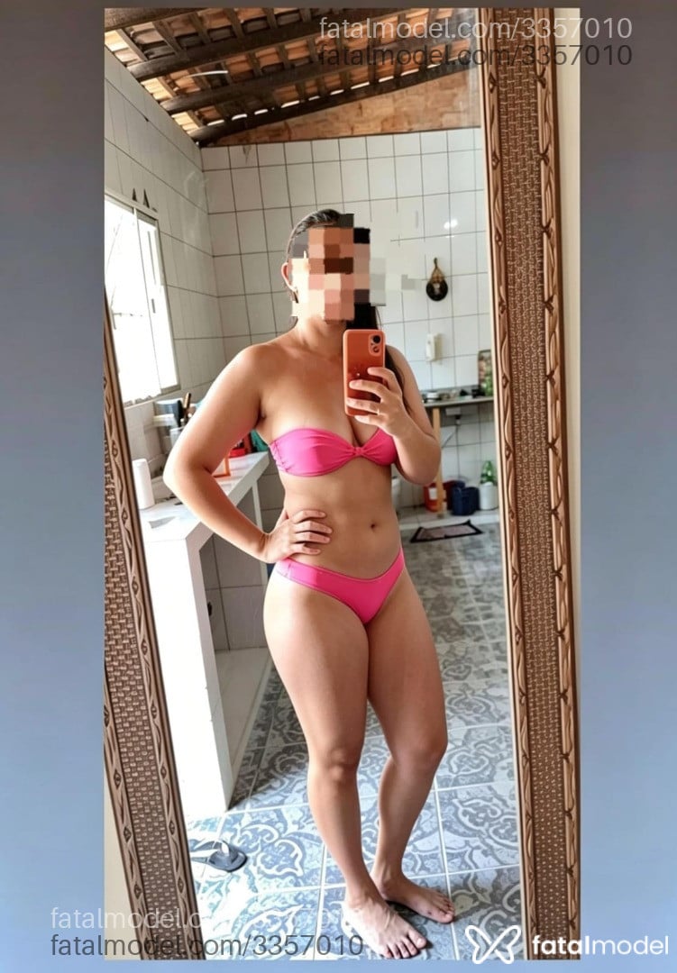 Acompanhante mulher com cabelo castanho de olhos castanhos - Annezinha