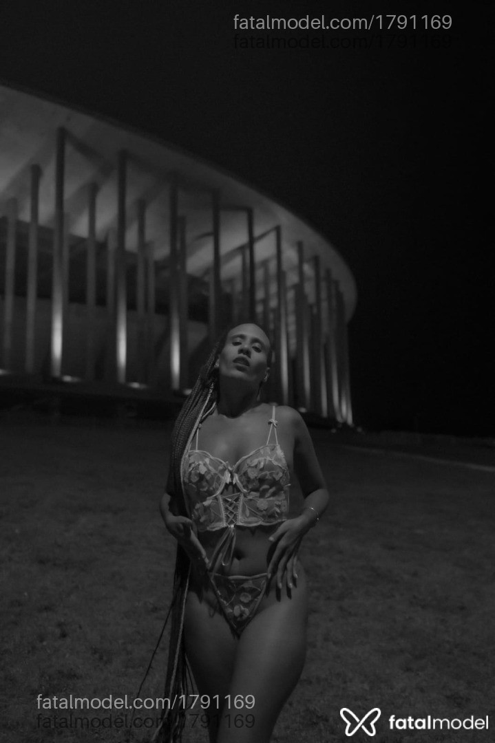 Acompanhante mulher morena (o) de olhos castanhos - Maiy