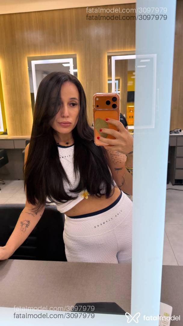 Acompanhante mulher com cabelo castanho de olhos castanhos - Morena