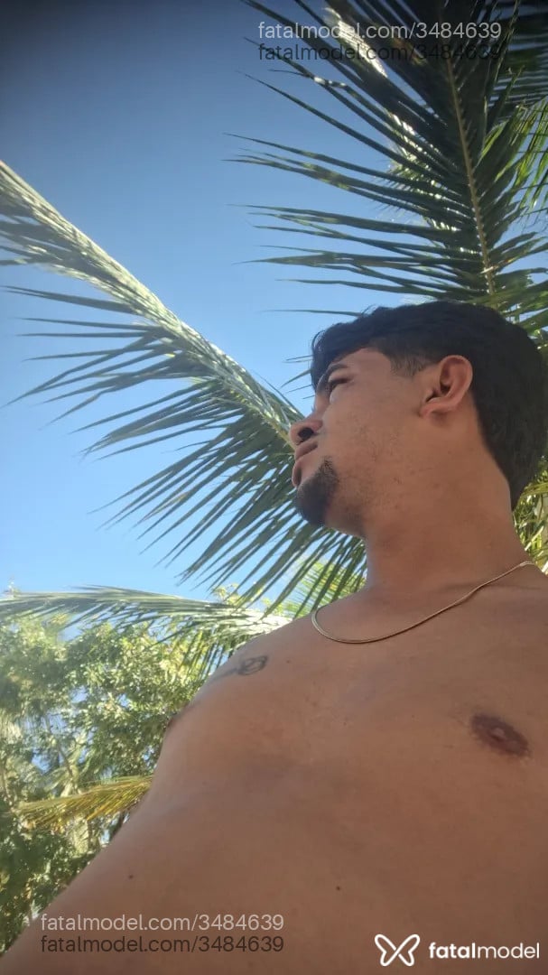 Acompanhante homem com cabelo castanho de olhos pretos - Nicolas