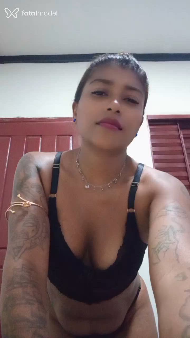 Acompanhante mulher morena (o) de olhos pretos - Geishy