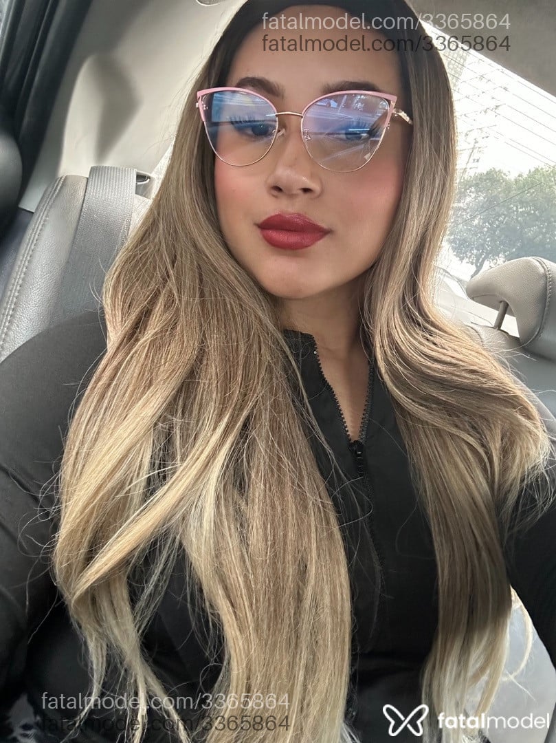 Acompanhante mulher loira (o) de olhos castanhos - Larissa Ramos