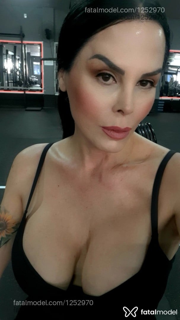 Acompanhante mulher trans morena (o) de olhos castanhos - Márcia Medeiros