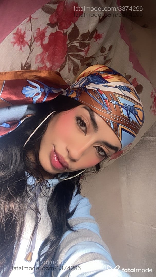 Acompanhante mulher morena (o) de olhos pretos - Marina