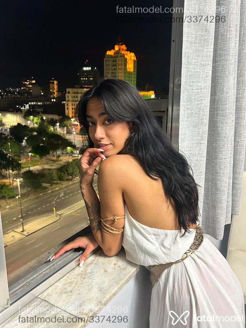 Acompanhante mulher morena (o) de olhos pretos - Marina