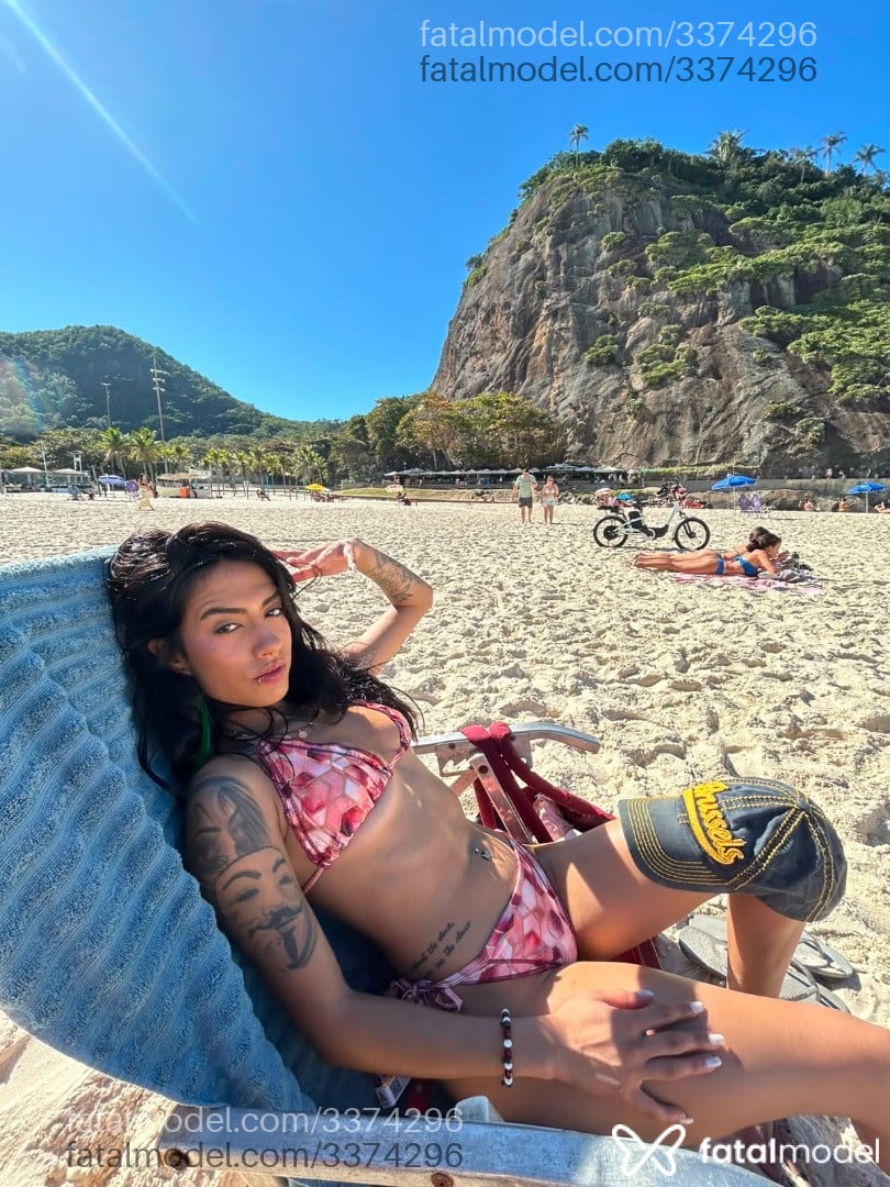 Acompanhante mulher morena (o) de olhos pretos - Marina