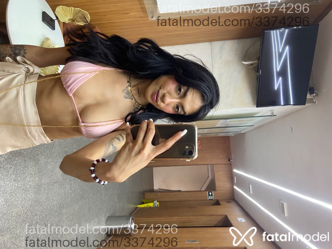 Acompanhante mulher morena (o) de olhos pretos - Marina
