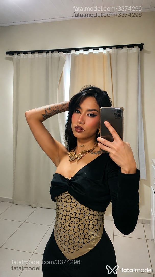 Acompanhante mulher morena (o) de olhos pretos - Marina
