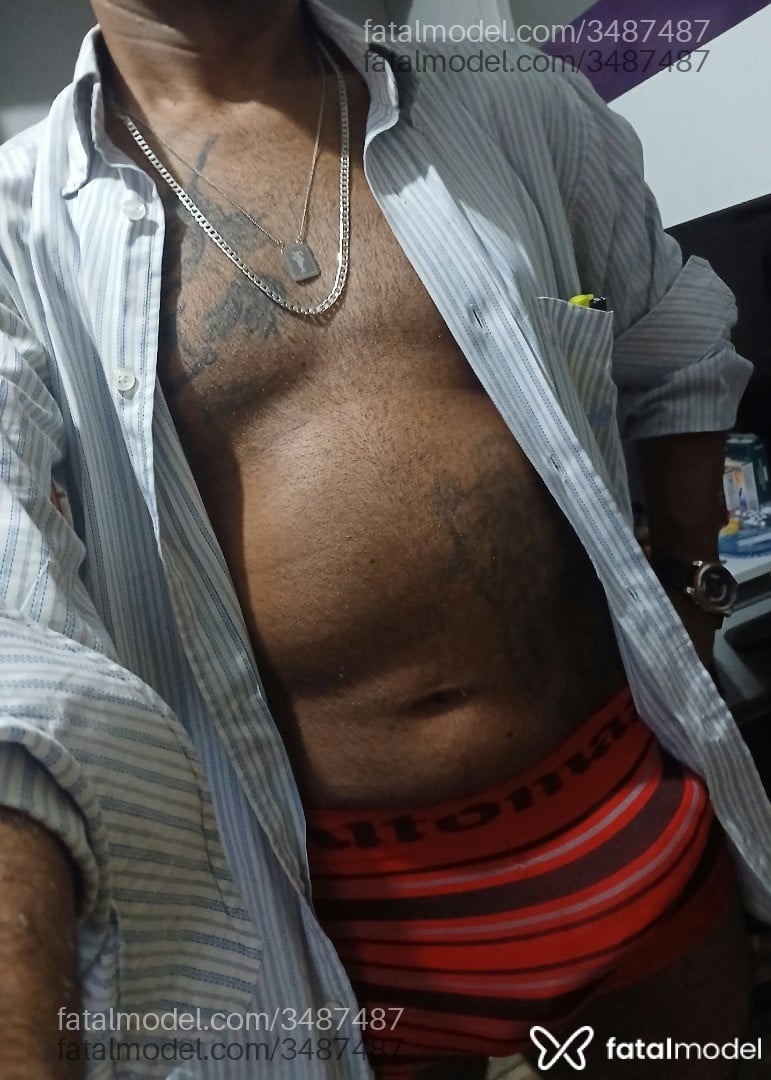 Acompanhante homem morena (o) de olhos castanhos - Casio Acompanhante homem morena (o) de olhos castanhos - Casio