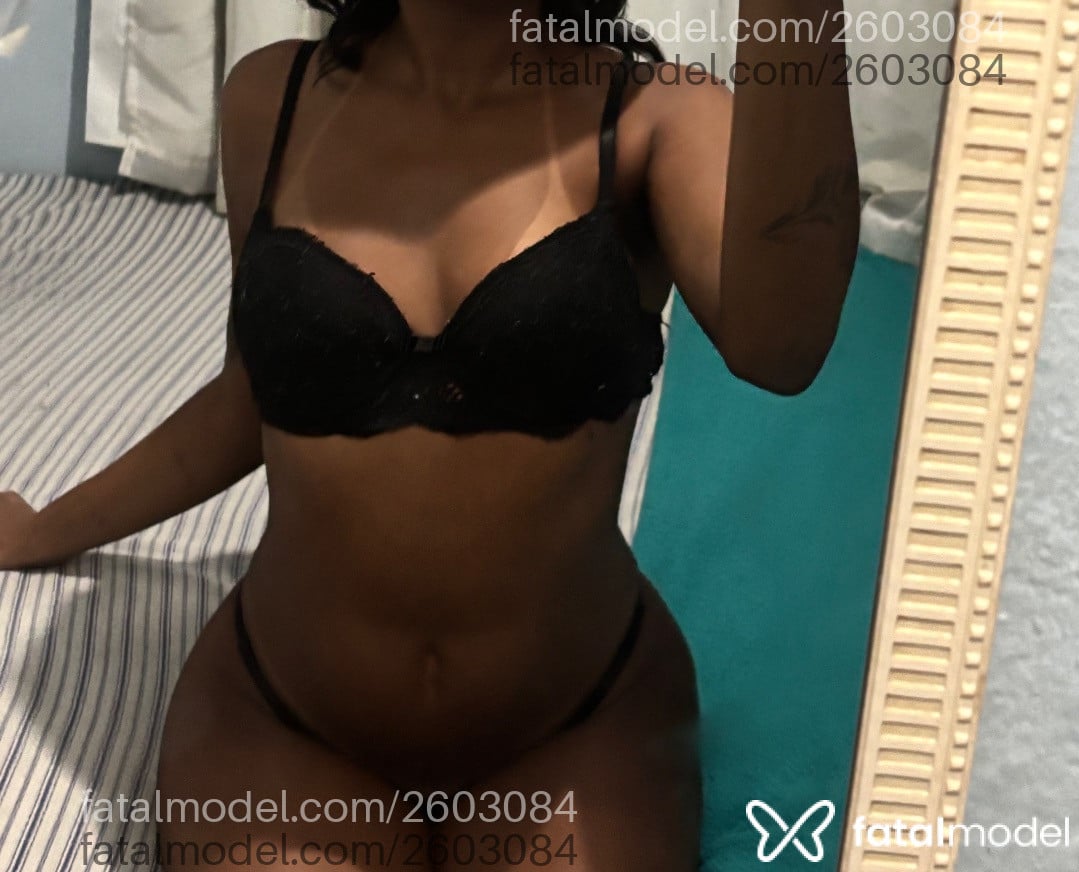 Acompanhante mulher morena (o) de olhos pretos - Bella Carvalho