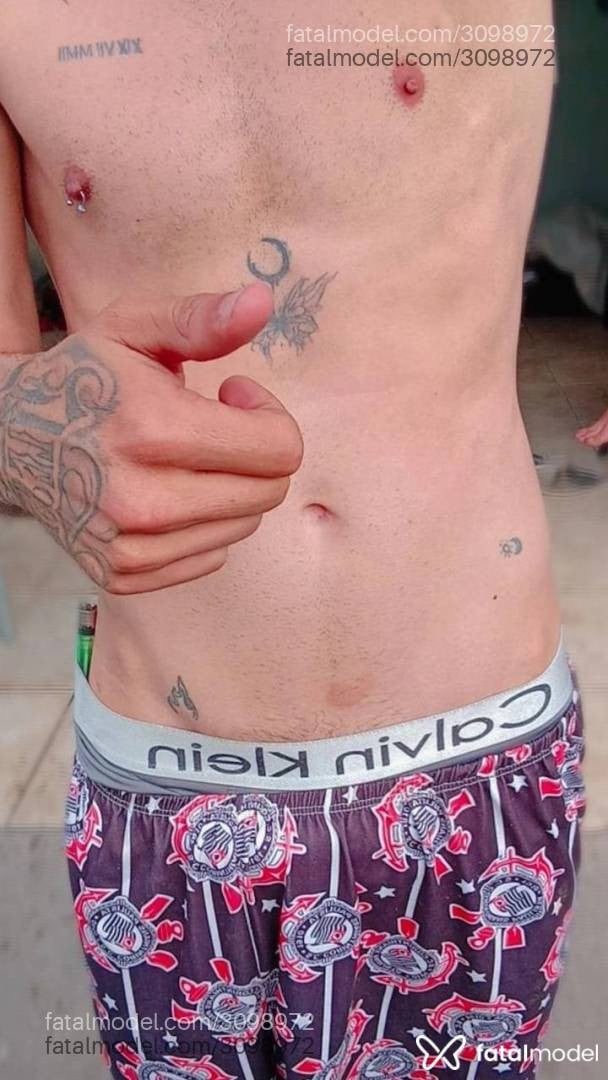 Acompanhante homem loira (o) de olhos verdes - Menortatuado