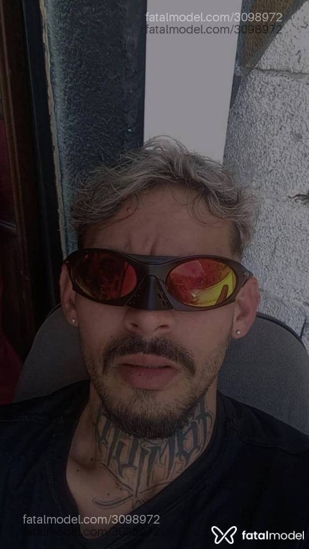 Acompanhante homem loira (o) de olhos verdes - Menortatuado