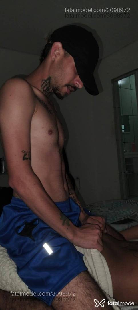 Acompanhante homem loira (o) de olhos verdes - Menortatuado