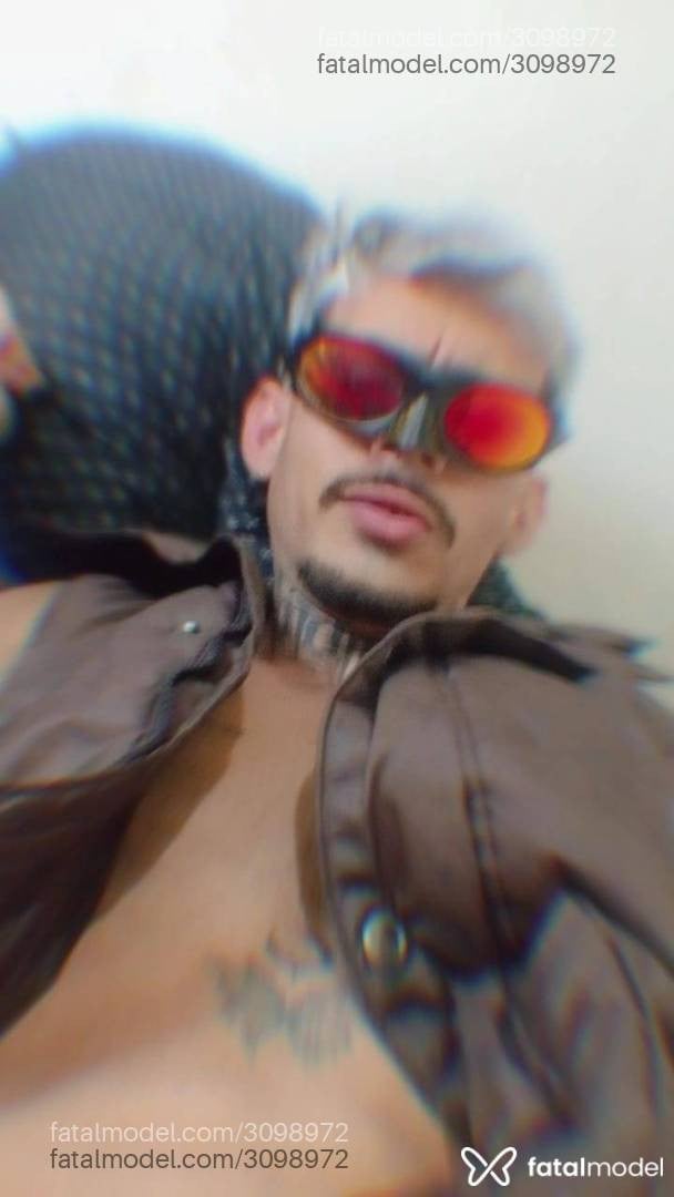Acompanhante homem loira (o) de olhos verdes - Menortatuado
