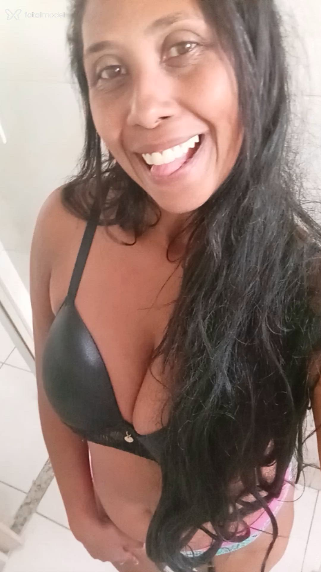 Acompanhante mulher morena (o) de olhos mel - Gindia