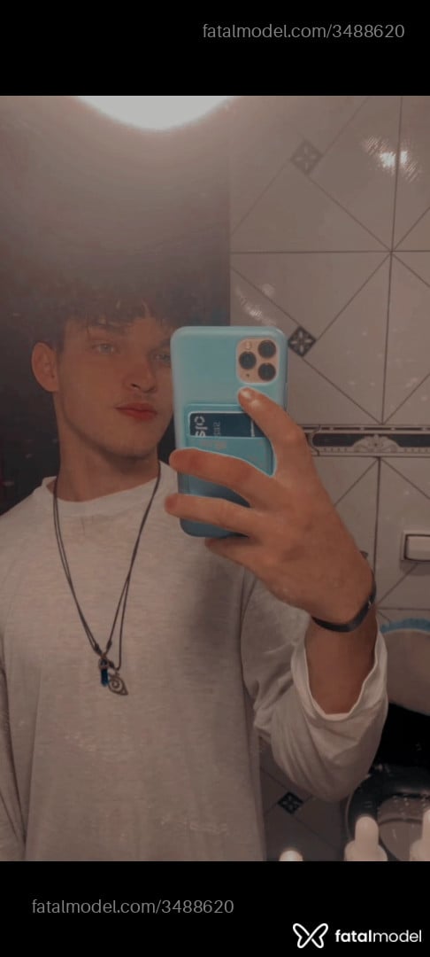 Acompanhante homem com cabelo castanho de olhos verdes - Peter