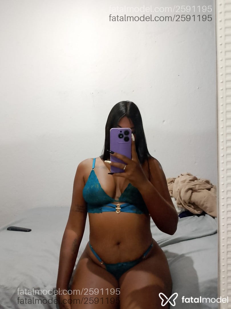Acompanhante mulher morena (o) de olhos pretos - Medusa
