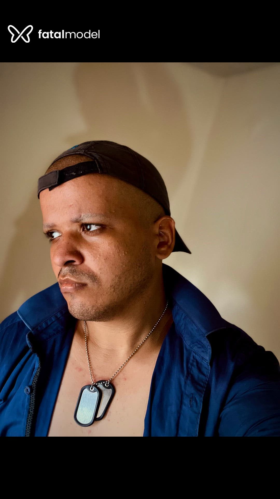 Acompanhante homem sem cabelo de olhos castanhos - Azazel