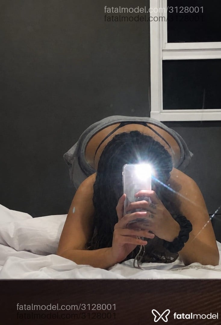 Acompanhante mulher trans morena (o) de olhos castanhos - Manuzinha
