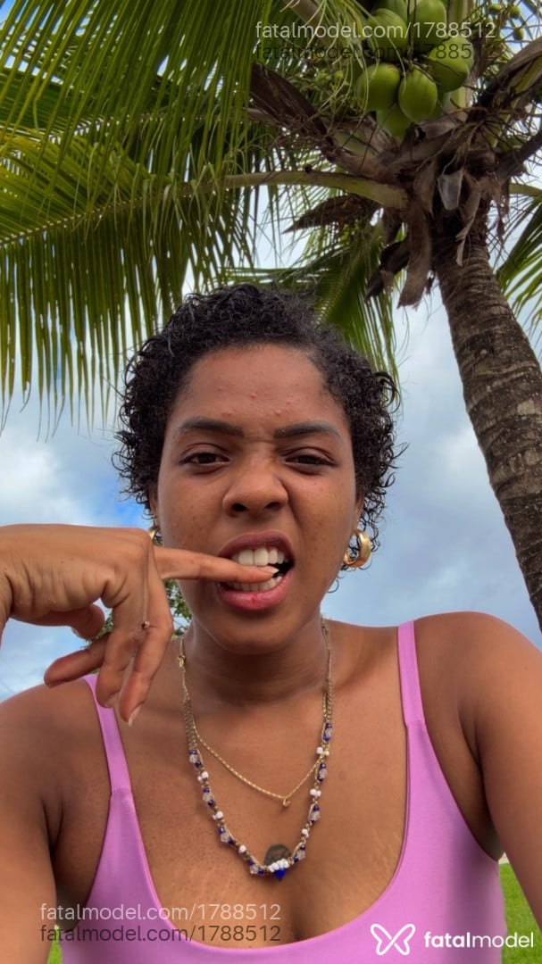 Acompanhante mulher com cabelo castanho de olhos pretos - Felícia Dourado