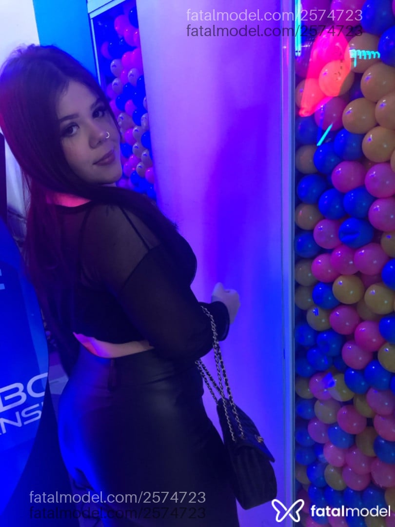 Acompanhante mulher morena (o) de olhos mel - Tiffanynovinha