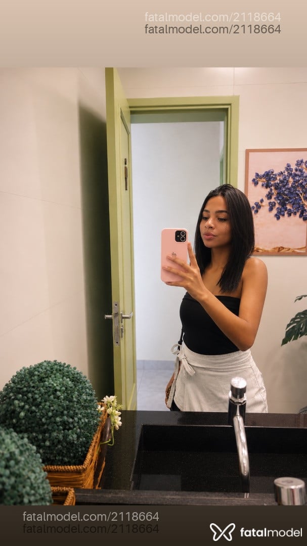 Acompanhante mulher morena (o) de olhos castanhos - Lara Victoria