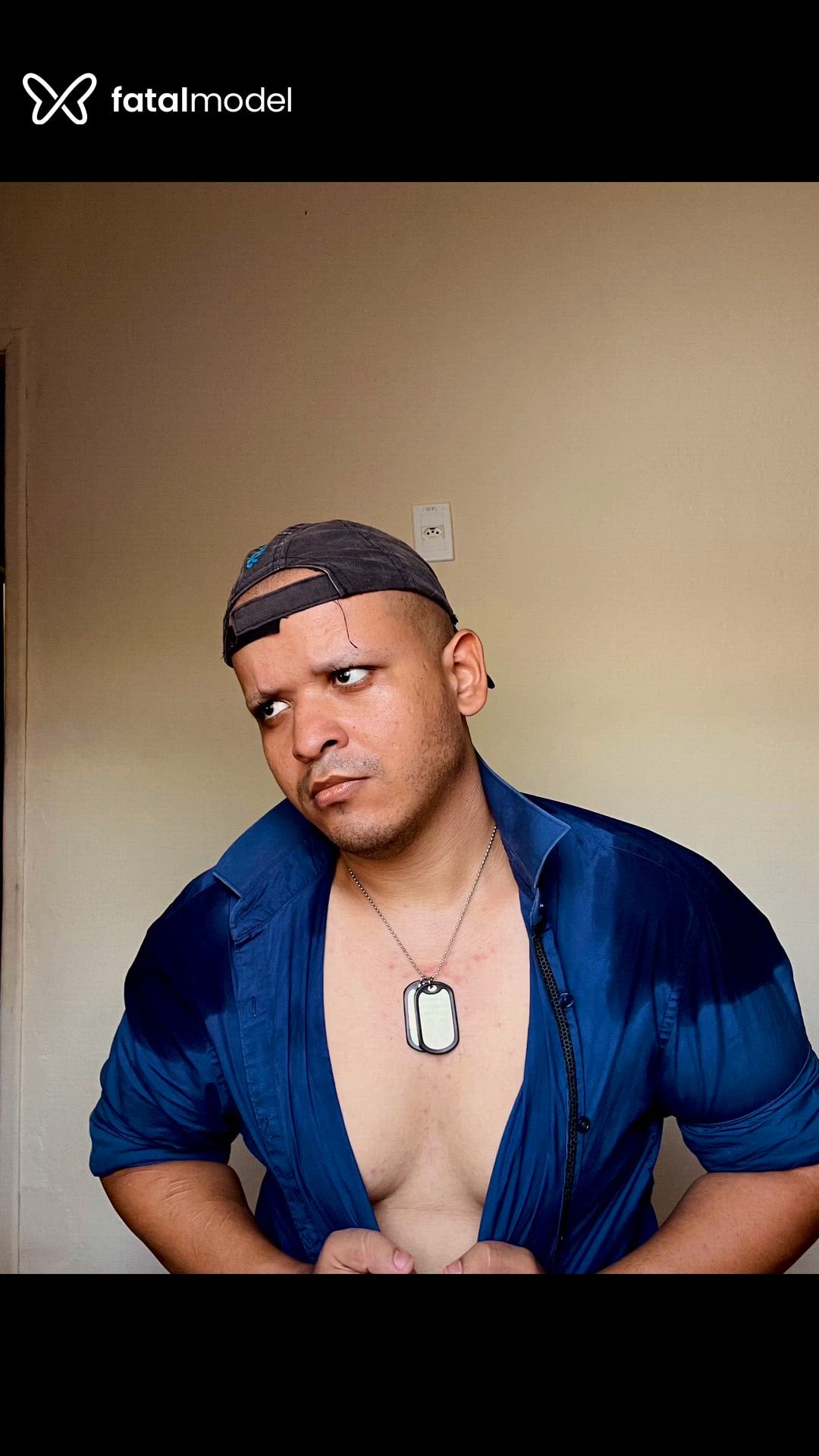 Acompanhante homem sem cabelo de olhos castanhos - Azazel