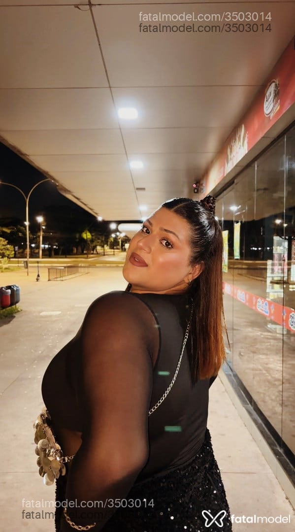 Acompanhante mulher trans morena (o) de olhos mel - Bárbara