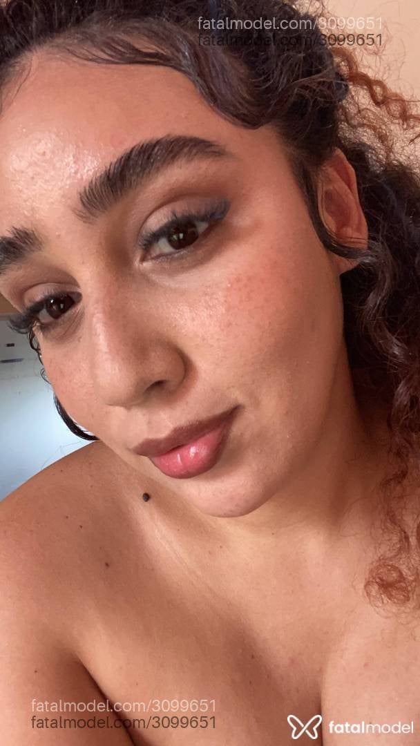 Acompanhante mulher com cabelo colorido de olhos castanhos - Camila