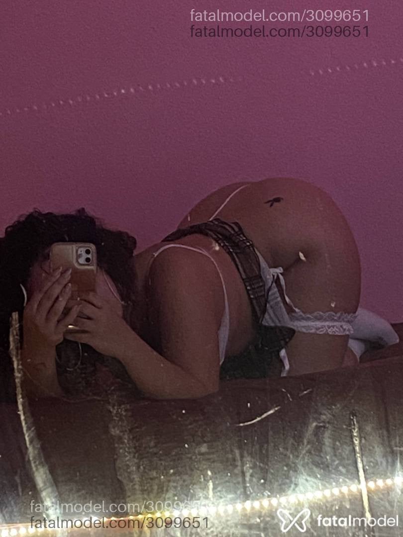 Acompanhante mulher com cabelo colorido de olhos castanhos - Camila