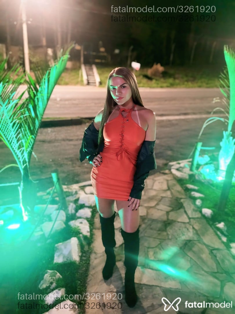 Acompanhante mulher com cabelo castanho de olhos castanhos - Lorena Souza