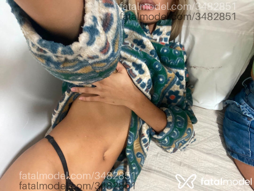 Acompanhante mulher loira (o) de olhos castanhos - Mia