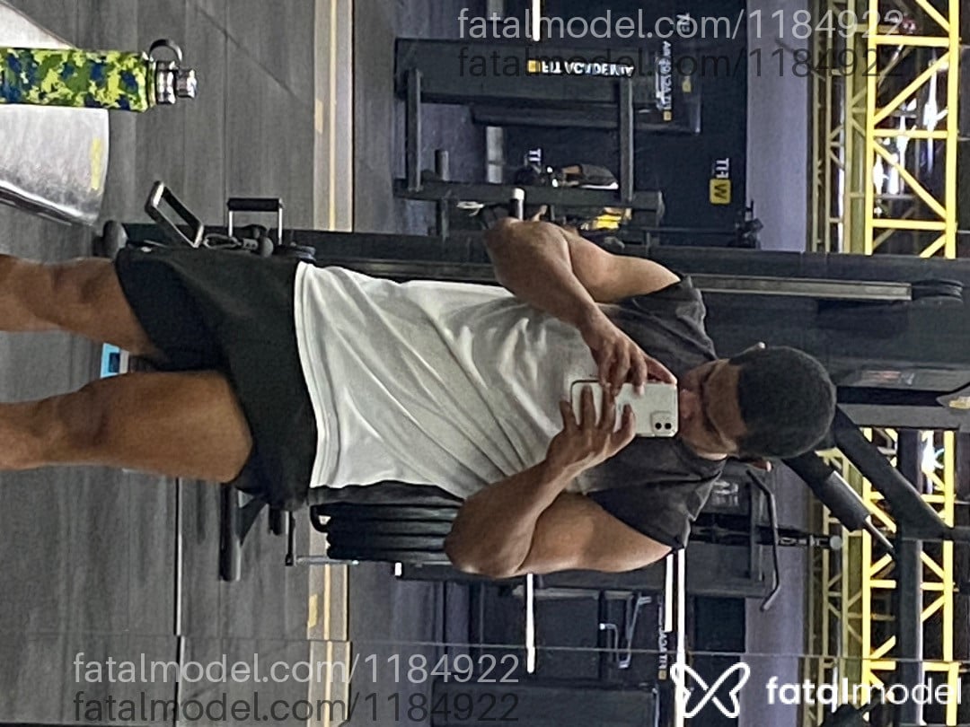 Acompanhante homem morena (o) de olhos pretos - Aí negro
