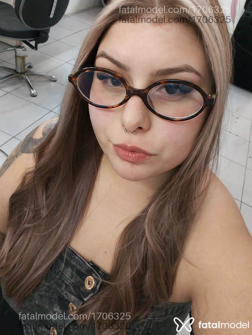 Acompanhante mulher ruiva (o) de olhos castanhos - Jade