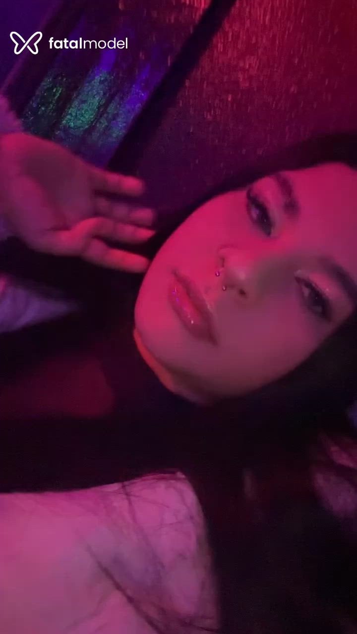 Acompanhante mulher morena (o) de olhos castanhos - Angel