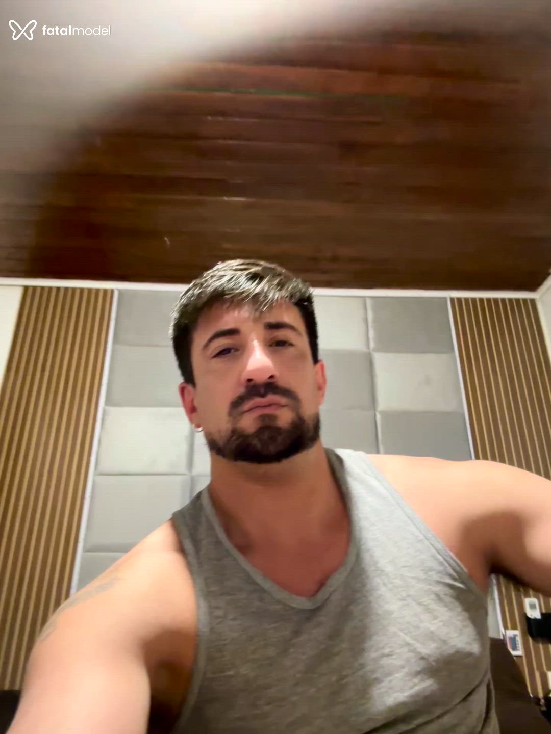 Acompanhante homem com cabelo castanho de olhos pretos - Aradi