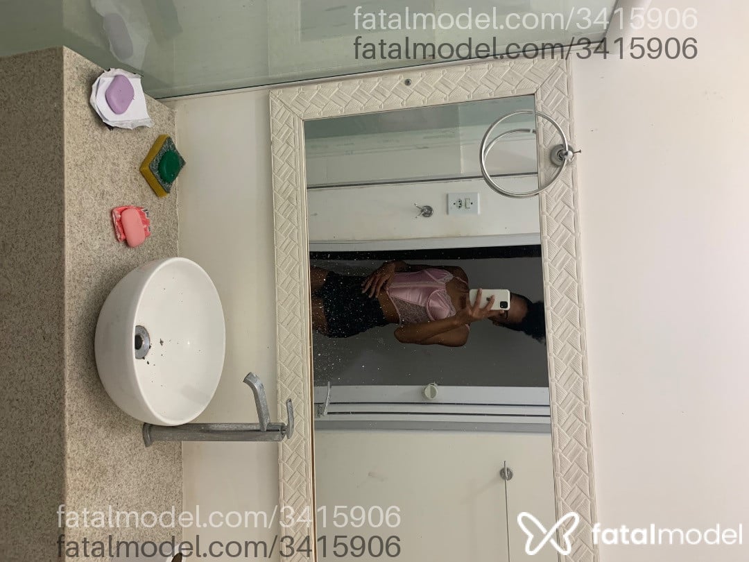 Acompanhante mulher trans morena (o) de olhos pretos - Luíza