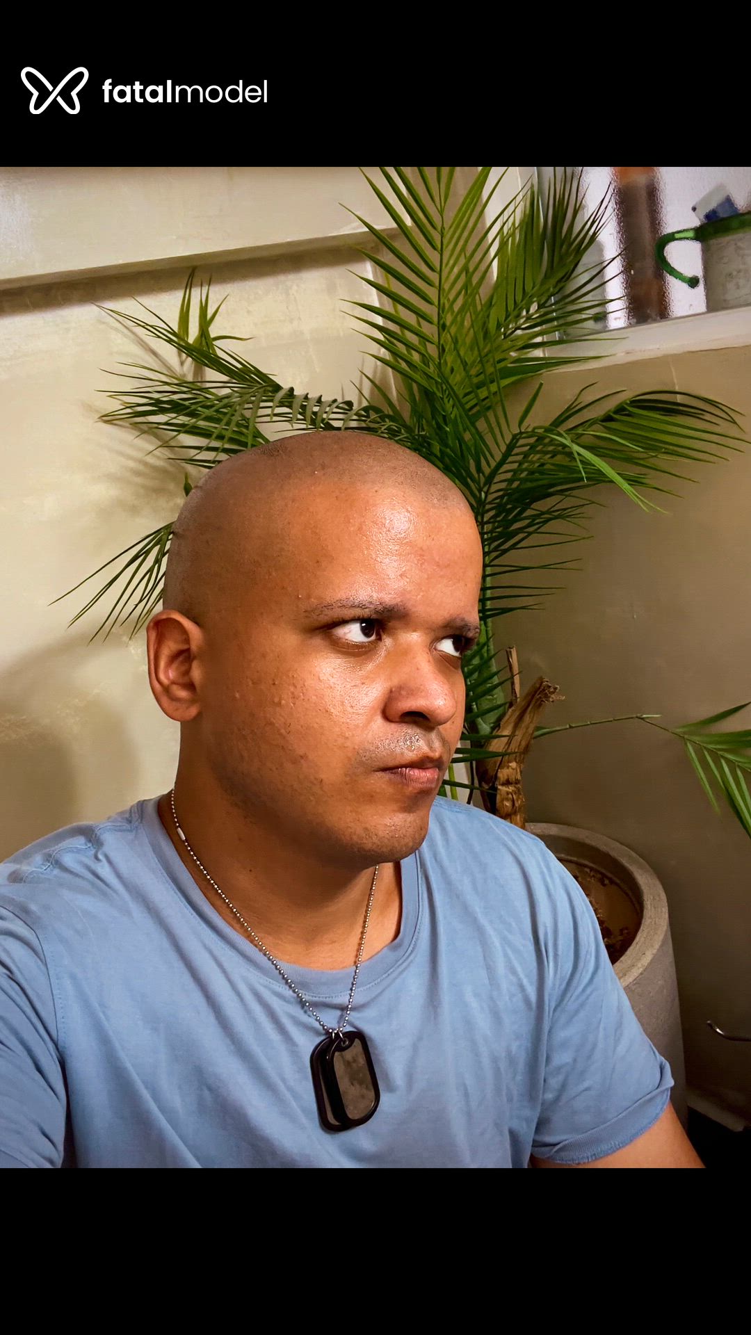 Acompanhante homem sem cabelo de olhos castanhos - Azazel