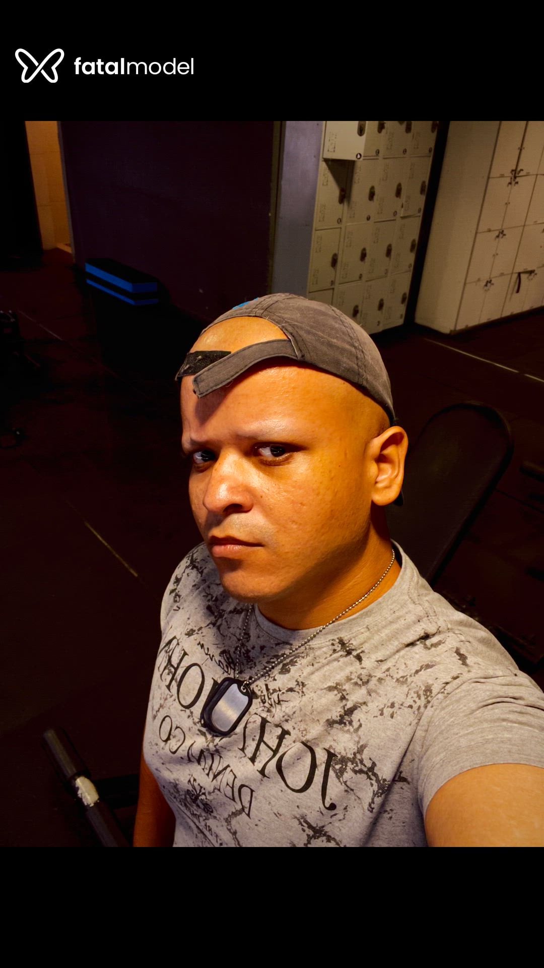 Acompanhante homem sem cabelo de olhos castanhos - Azazel