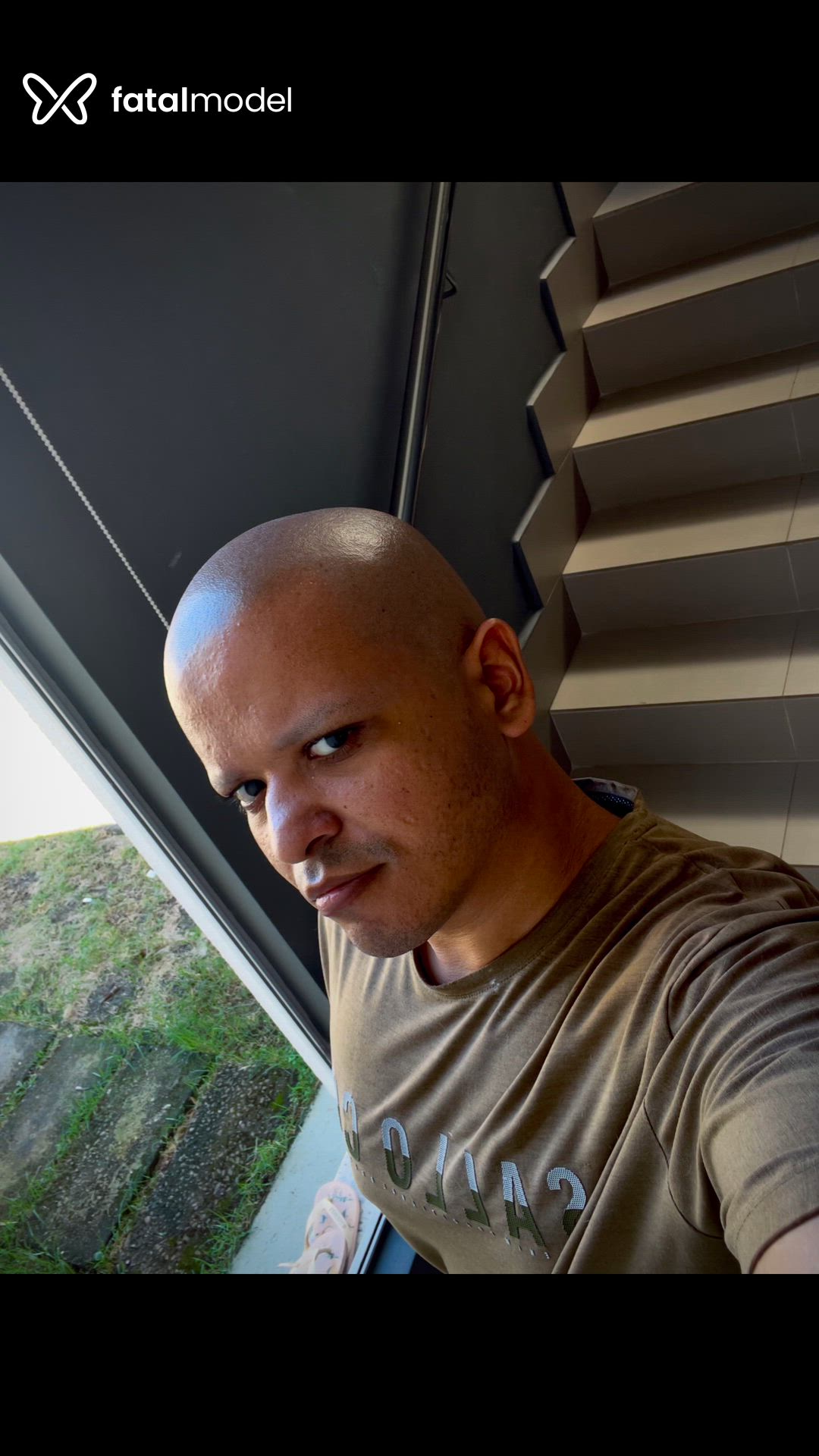 Acompanhante homem sem cabelo de olhos castanhos - Azazel