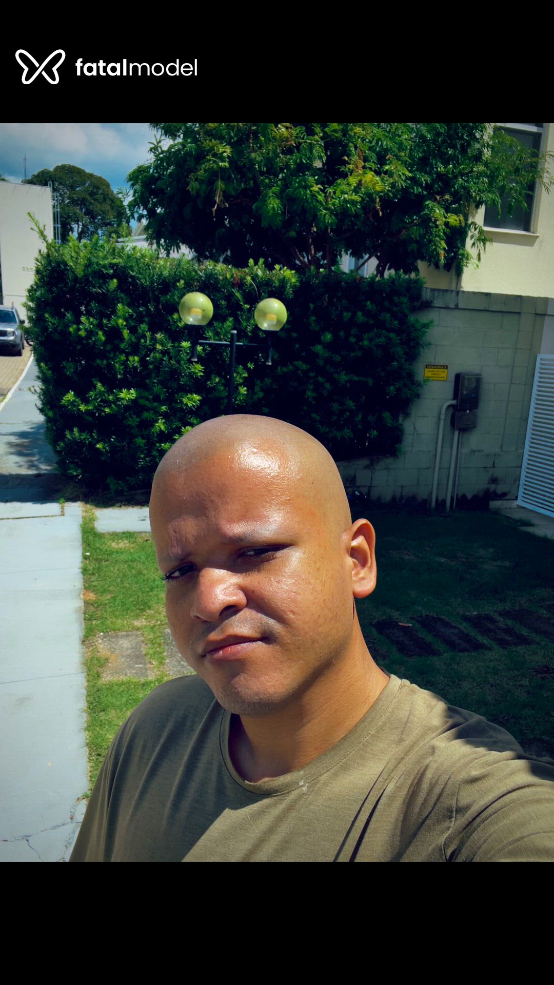 Acompanhante homem sem cabelo de olhos castanhos - Azazel