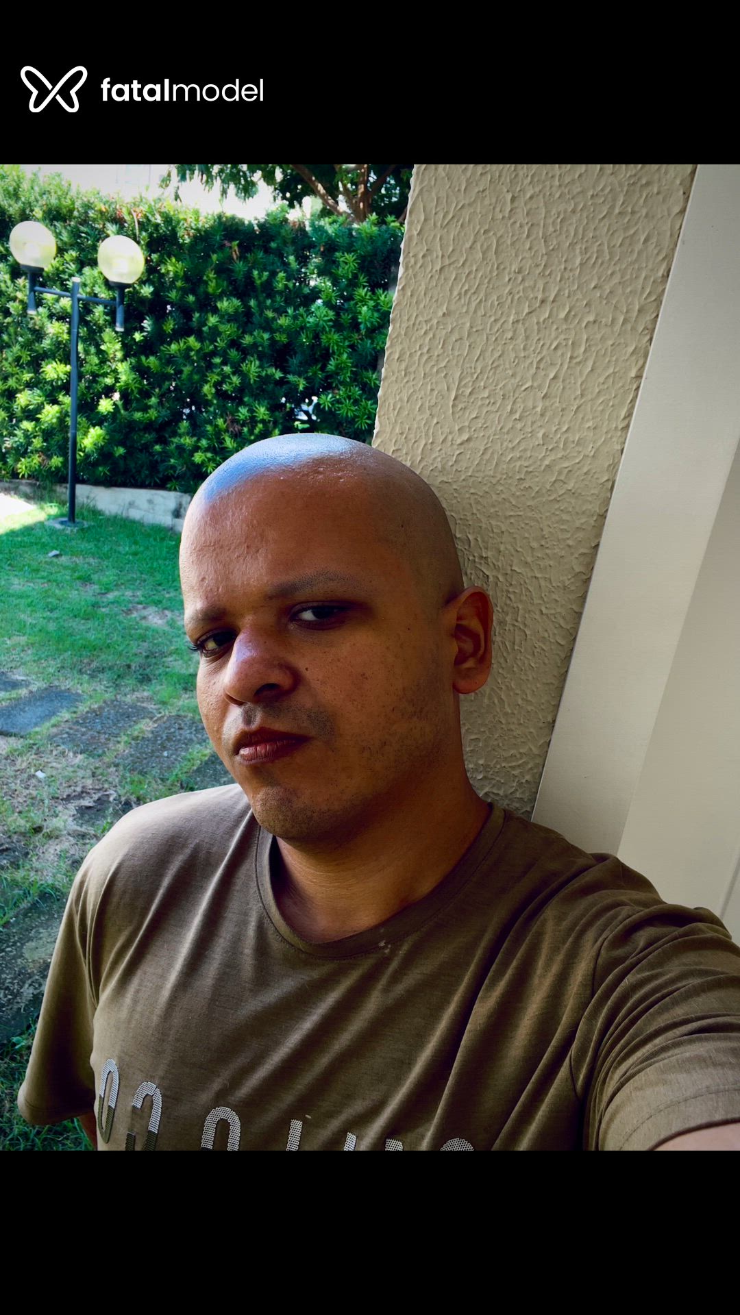 Acompanhante homem sem cabelo de olhos castanhos - Azazel