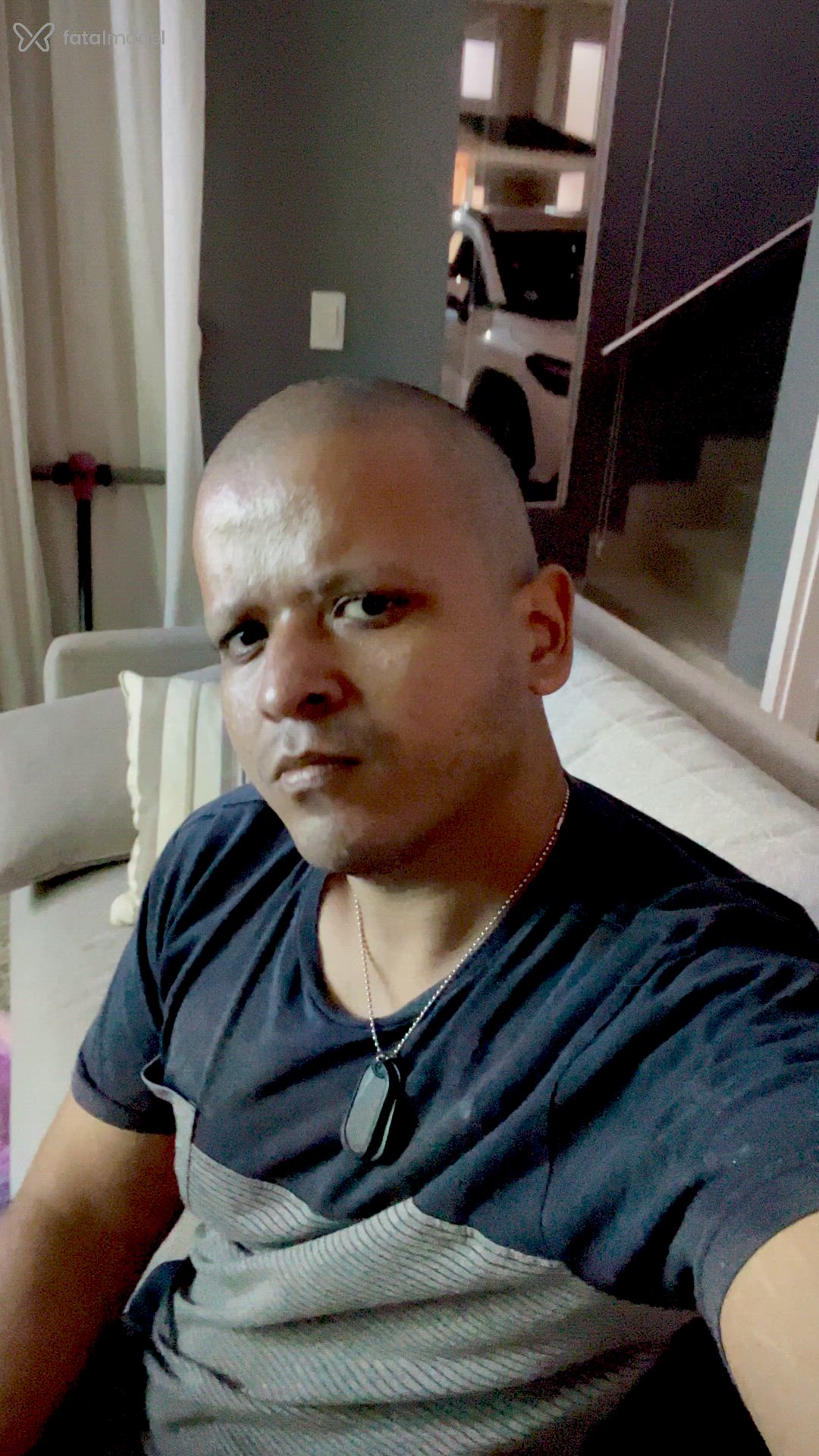 Acompanhante homem sem cabelo de olhos castanhos - Azazel