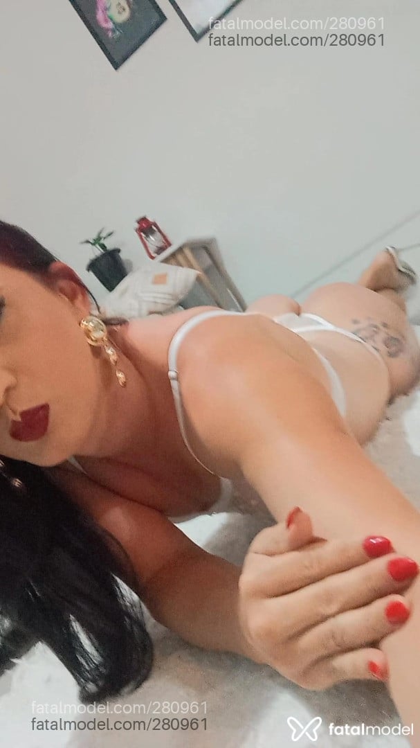 Acompanhante mulher trans ruiva (o) de olhos castanhos - Marianna Araújo