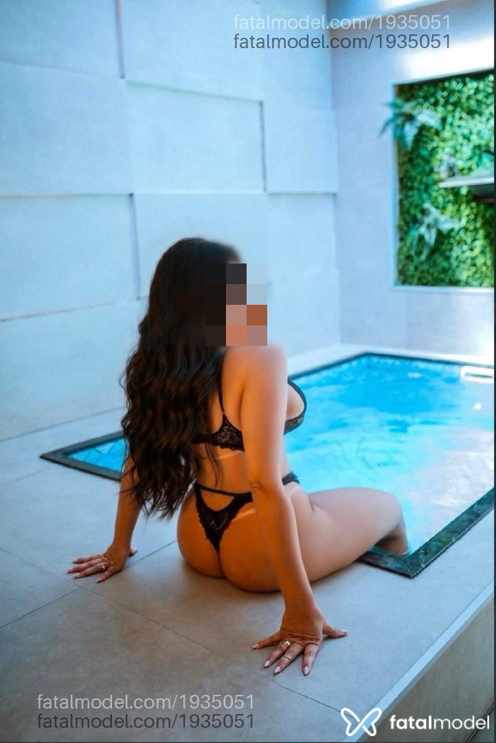 Acompanhante mulher com cabelo castanho de olhos verdes - Gabi Campos