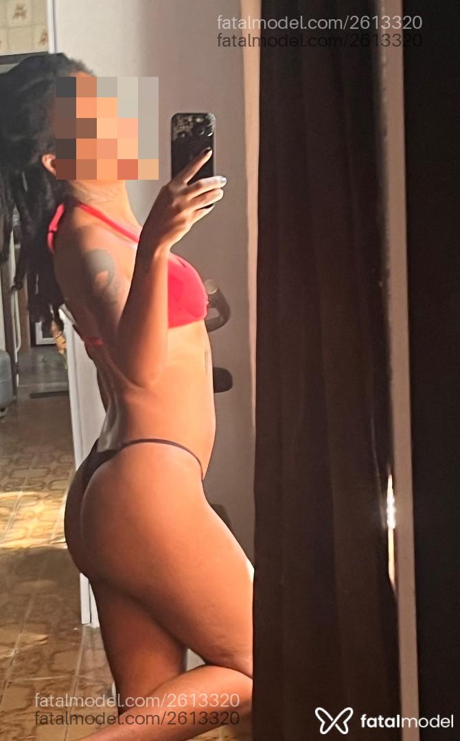 Acompanhante mulher morena (o) de olhos castanhos - Preta Acompanhante mulher morena (o) de olhos castanhos - Preta