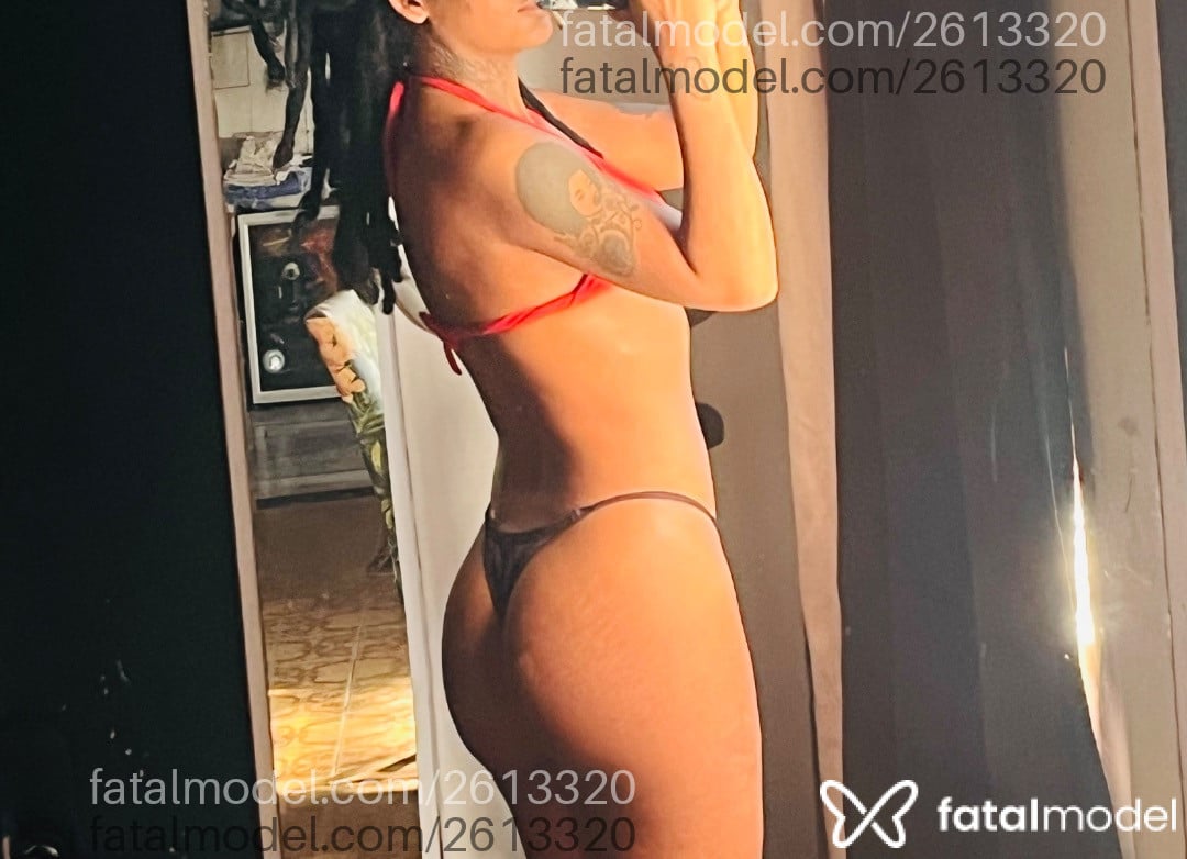 Acompanhante mulher morena (o) de olhos castanhos - Preta Acompanhante mulher morena (o) de olhos castanhos - Preta