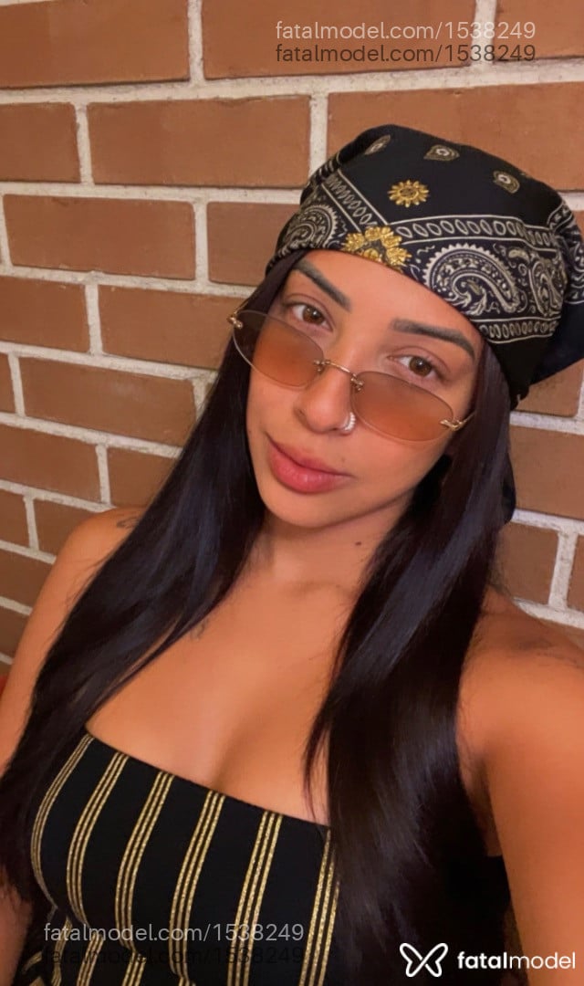 Acompanhante mulher com cabelo castanho de olhos mel - Lua