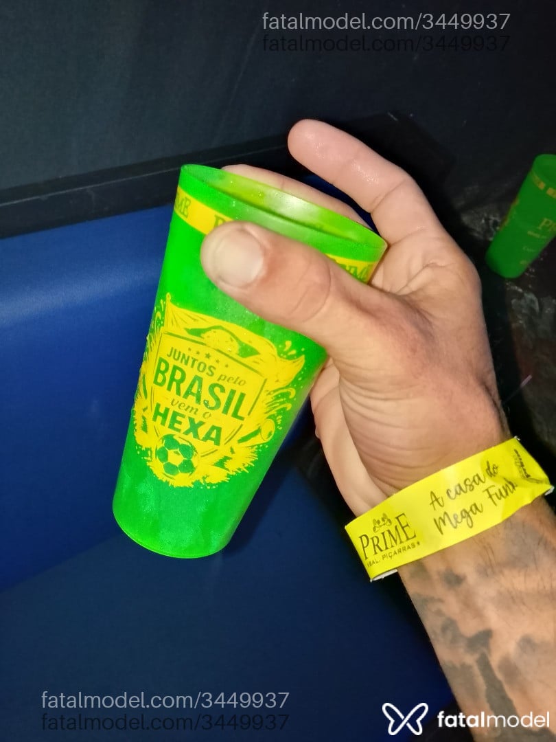 Acompanhante homem com cabelo castanho de olhos verdes - Angerb Acompanhante homem com cabelo castanho de olhos verdes - Angerb