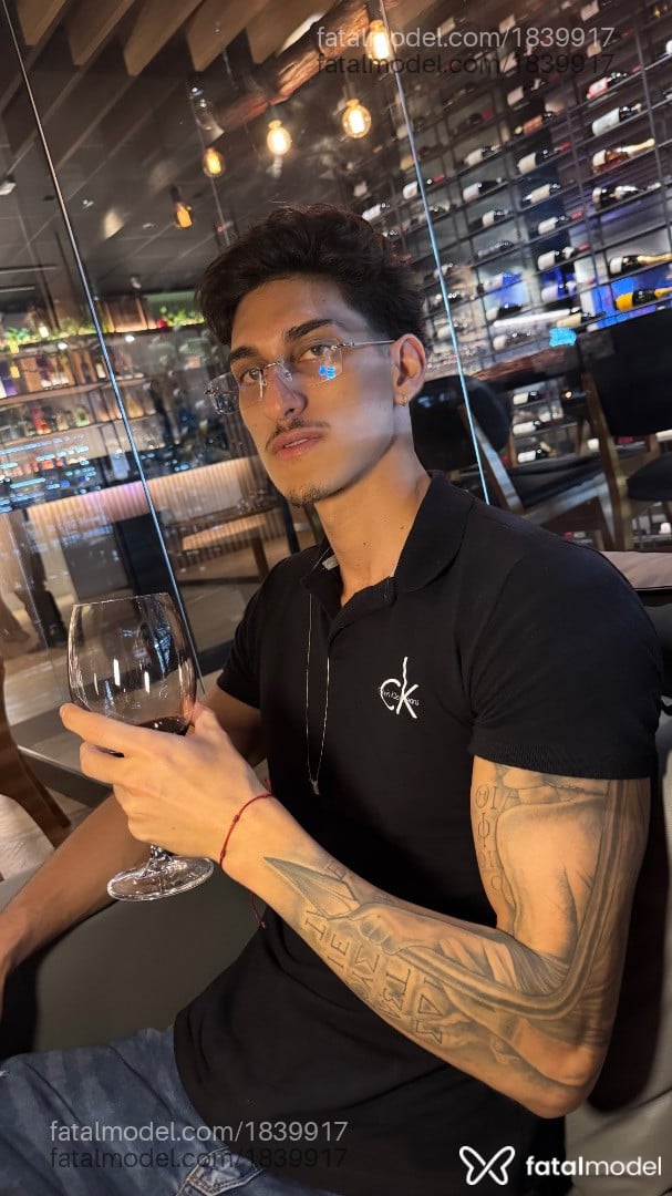 Acompanhante homem com cabelo castanho de olhos castanhos - Wembley Oliveira